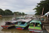 Sejumlah kelotok (perahu bermesin) sandar di sungai Martapura di Kawasan Siring Piere Tandean, Banjarmasin, Kalimantan Selatan, Sabtu (21/3/2020). Kawasan tersebut di tutup sementara oleh Pemerintah Kota Banjarmasin sebagai upaya pencegahan penyebaran virus COVID-19. Foto Antaranews Kalsel/Bayu Pratama S.