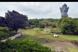 Petugas beraktivitas di area Taman Budaya Garuda Wisnu yang sepi pengunjung di Badung, Bali, Sabtu (21/3/2020). Pemprov Bali mengeluarkan seruan untuk menutup sementara kegiatan kunjungan di obyek wisata di seluruh Bali sebagai upaya pencegahan penyebaran virus COVID-19 atau Virus Corona. ANTARA FOTO/Nyoman Hendra Wibowo/nym.