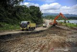 Pekerja menggunakan alat berat menyelesaikan proses perbaikan jalan yang ambles di Lingkar Timur Jatigede, Wado, Kabupaten Sumedang, Jawa Barat, Sabtu (21/3/2020). Pemerintah setempat menyatakan, bencana jalan ambles pada jalan yang menghubungkan Kabupaten Sumedang dan Kabupaten Tasikmalaya tersebut disebabkan oleh kontur tanah yang labil serta curah hujan yang tinggi di kawasan tersebut beberapa hari terakhir ini. ANTARA JABAR/Raisan Al Farisi/agr