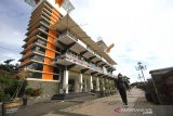 Warga melintas di kawasan Siring Menara Pandang, Banjarmasin, Kalimantan Selatan, Sabtu (21/3/2020). Pemerintah Provinsi Kalimantan Selatan menaikkan status dari siaga darurat menjadi tanggap darurat COVID-19, naiknya status tersebut akibat dua Provinsi tetangga yaitu Kalimantan Timur dan Kalimantan Tengah telah ditemukan pasien positif COVID-19 dan akan melakukan cegah tangkal di daerah perbatasan khususnya di darat dan sungai. Foto Antaranews Kalsel/Bayu Pratama S.