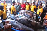 Kapolres Tulungagung AKBP Eva Guna Pandia (ketiga kiri) menunjukkan barang bukti perniagaan sembilan ekor satwa dilindungi jenis Lumba-lumba moncong panjang (delphinus capensis atau stenella longirostris) di Tulungagung, Jawa Timur, Sabtu (21/3/2020). Seorang nelayan dan seorang pedagang ikan yang menjadi penadahnya (keduanya berdomisili di kawasan pesisir Pantai Sine, Tulungagung) ditangkap karena terlibat dalam sindikasi perdagangan mamalia laut dilindungi yang masuk kategori Appendix II CITES versi International Union for Conversation of Nature (IUCN) tersebut. Antara Jatim/Destyan Sujarwoko/zk