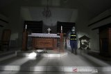 Anggota dari Polres Indramayu melakukan penyemprotan desinfektan di Gereja Katolik Santo Mikael, Indramayu, Jawa Barat, Minggu (22/3/2020). Kegiatan Pengecekan suhu tubuh dan penyemprotan desinfektan tersebut dilakukan untuk mengantisipasi penyebaran COVID-19 khususnya di area publik seperti tempat ibadah, terminal dan Stasiun. ANTARA JABAR/Dedhez Anggara/agr