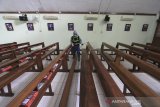 Personel dari Polres Indramayu melakukan penyemprotan desinfektan di Gereja Katolik Santo Mikael, Indramayu, Jawa Barat, Minggu (22/3/2020). Kegiatan Pengecekan suhu tubuh dan penyemprotan desinfektan tersebut dilakukan untuk mengantisipasi penyebaran COVID-19 khususnya di area publik seperti tempat ibadah, terminal dan Stasiun. ANTARA JABAR/Dedhez Anggara/agr