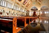 Suasana Gereja Katolik Santo Yakobus Surabaya yang kosong, Jawa Timur, Minggu (22/3/2020). Keuskupan Surabaya memutuskan meniadakan misa atau pun semua kegiatan yang melibatkan banyak umat Katolik untuk mengantisipasi persebaran virus corona (COVID-19).  Antara Jatim/Zabur Karuru