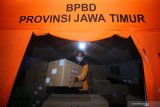 Petugas BPBD Jawa Timur menata kotak berisi alat pelindung diri (APD) di Posko Penanganan dan Penanggulangan COVID-19 di Surabaya, Jawa Timur, Senin (23/3/2020). Pemprov Jawa Timur memberikan bantuan berupa APD kepada tenaga medis sebanyak 7.100 yang didistribusikan ke 63 rumah sakit rujukan untuk penanganan pandemi COVID-19 di Jawa Timur. Antara Jatim/Moch Asim/zk.