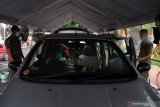 Petugas Satpol PP Jatim memberikan arahan kepada pengemudi ketika memasuki bilik penyemprotan disinfektan untuk kendaraan di Gedung Grahadi di Surabaya, Jawa Timur, Senin (23/3/2020). Bilik tersebut wajib dilewati setiap kendaraan yang masuk guna mengantisipasi penyebaran Virus Corona (COVID-19). Antara Jatim/Zabur Karuru