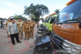 Wali Kota Banjarmasin Ibnu Sina (kiri) meninjau truk untuk penyemprotan cairan disinfektan di Balai Kota Banjarmasin, Kalimantan Selatan, Senin (23/3/2020). Pemerintah Kota Banjarmasin melakukan penyemprotan cairan disinfektan serentak di kota Banjarmasin sebagai salah satu upaya antisipasi penyebaran virus COVID-19 mengingat telah ditemukannya satu kasus positif di Kalimantan Selatan. Foto Antaranews Kalsel/Bayu Pratama S.