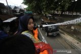 Petugas Damkar menyemprotkan cairan disinfektan di jalan Kapten Piere Tandean kawasan Siring Menara Pandang, Banjarmasin, Kalimantan Selatan, Senin (23/3/2020). Penyemprotan cairan disinfektan serentak di kota Banjarmasin tersebut sebagai salah satu upaya antisipasi penyebaran virus COVID-19 mengingat telah ditemukannya satu kasus positif di Kalimantan Selatan. Foto Antaranews Kalsel/Bayu Pratama S.