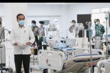 Presiden Joko Widodo melihat peralatan medis di ruang IGD saat meninjau Rumah Sakit Darurat Penanganan COVID-19 Wisma Atlet Kemayoran, Jakarta, Senin (23/3/2020). Presiden Joko Widodo memastikan Rumah Sakit Darurat Penanganan COVID-19 Wisma Atlet Kemayoran siap digunakan untuk menangani 3.000 pasien. ANTARA FOTO/Hafidz Mubarak A/nym.