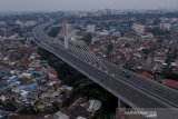 Foto udara Jembatan Pasupati yang lengang di Kota Bandung, Jawa Barat, Senin (23/3/2020). Kebijakan pemerintah yang meminta masyarakat untuk bekerja di rumah guna menghindari penyebaran COVID-19 membuat jalan protokol yang biasanya mengalami kemacetan pada hari Senin, tampak lengang dan lancar. ANTARA JABAR/Raisan Al Farisi/agr