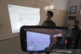 Seorang dosen melakukan streaming langsung pembelajaran untuk mahasiswa di kampus AMIK Purnama Niaga di Indramayu, Jawa Barat, Senin (23/3/2020). Metode pembelajaran melalui sistem daring selama beberapa pekan kedepan di kampus tersebut untuk mengantisipasi Penyebaran COVID-19. ANTARA JABAR/Dedhez Anggara/agr