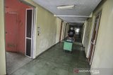 Petugas membersihkan ruangan yang akan dijadikan ruang isolasi korban virus corona di Rumah Sakit Islam Hj Siti Muniroh Tasikmalaya, Jawa Barat, Senin (23/3/2020). Pemerintah Kota Tasikmalaya menyiapkan 16 ruang isolasi sebagai rumah sakit darurat untuk penanganan pasien COVID-19. ANTARA JABAR/Adeng Bustomi/agr