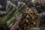 Pedagang rempah-rempah melayani pembeli di Pasar Cikurubuk, Kota Tasikmalaya, Jawa Barat, Seni (23/3/2020). Menurut pedagang sejak merebaknya virus corona atau COVID-19, harga bahan baku untuk pembuatan jamu tradisional atau rempah-rempah mengalami kenaikan harga sekitar 40 persen karena berkhasiat meningkatkan daya tahan tubuh. ANTARA JABAR/Adeng Bustomi/agr