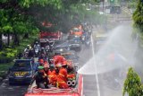 Petugas pemadam kebakaran menyemprotkan cairan disinfektan ke fasilitas umum di Padang, Sumatera Barat, Senin (23/3/2020). Tim gabungan terdiri dari TNI-Polri, BPBD, Satpol-PP dan Pemadam Kebakaran melakukan penyemprotan disinfektan secara massal di jalan protokol dan fasilitas umum di kota itu untuk mengantisipasi penyebaran COVID-19. ANTARA FOTO/Iggoy el Fitra/aww.