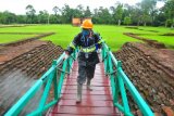 Petugas Balai Pelestarian Cagar Budaya (BPCB) Jambi menyemprotkan cairan disinfektan di halaman Candi Gumpung, Kawasan Percandian Muarajambi, Jambi, Selasa (17/3/2020). Penyemprotan kawasan wisata unggulan Provinsi Jambi itu bertujuan mengantisipasi penyebaran virus corona (COVID-19). ANTARA FOTO/Wahdi Septiawan/aww.