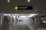 Petugas melintas di kedatangan internasional Terminal 2 Bandara Internasional Juanda Sidoarjo, Jawa Timur, Selasa (24/3/2020). Sebanyak 3.287.498 penumpang yang berangkat dari Juanda, baik penerbangan lokal maupun internasional pada pada periode JanuariMaret 2020 mengalami penurunan 0,46 persen atau 15.216 penumpang jika dibandingkan catatan periode yang sama pada tahun 2019 yaitu sebesar 3.302.714 orang penumpang. Antara Jatim/Umarul Faruq/zk