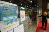 Petugas berjaga di depan Mall Pelayanan Publik, Surabaya, Jawa Timur, Selasa (24/3/2020). Dinas Kependudukan dan Pencatatan Sipil (Dispendukcapil) Kota Surabaya menutup sementara pelayanan administrasi kependudukan kecuali perekaman KTP-el, pengurusan BPJS serta rumah sakit sedangkan untuk pengurusan lainnya dapat dilakukan secara daring guna mengantisipasi dan mencegah penyebaran Virus Corona (COVID-19). Antara Jatim/Didik/Zk