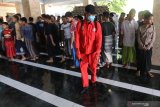 Petugas Dinas Kesehatan menyemprotkan disinfektan di Pondok Pesantren (ponpes) Lirboyo, Kota Kediri, Jawa Timur, Selasa (24/3/2020). Penyemprotan disinfektan di salah satu ponpes terbesar se-Jawa Timur tersebut untuk menangkal penyebaran COVID-19 sekaligus memberikan rasa aman kepada santri. Antara Jatim/Prasetia Fauzani/zk