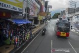 Petugas kepolisian menyemprotkan disinfektan menggunakan mobil armor water canon di Kota Tasikmalaya, Jawa Barat, Selasa (24/3/2020). Penyemprotan disinfektan sekaligus imbauan kepada warga disepanjang jalur pusat kota Tasikmalaya sebagai upaya pemerintah setempat untuk mencegah penyebaran wabah COVID-19. ANTARA JABAR/Adeng Bustomi/agr