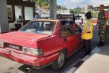 Seorang petugas Kantor Kesehatan Pelabuhan (KKP) Entikong mengukur suhu tubuh pelintas batas yang masuk dari Malaysia di Pos Lintas Batas Negara (PLBN) Entikong di Kabupaten Sanggau, Kalimantan Barat, Selasa (17/3/2020). Jelang penutupan pintu perbatasan Tebedu Malaysia yang akan dilakukan Pemerintah Malaysia pada Rabu (18/3/2020), pihak KKP Entikong melakukan pemeriksaan kesehatan lebih intensif terhadap pekerja dan mahasiswa asal Kalbar yang pulang dari Malaysia dan Brunei Darussalam melalui PLBN Entikong. ANTARA FOTO/Agus Alfian/jhw/aww.