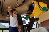 Seorang petugas Kantor Kesehatan Pelabuhan (KKP) Entikong menyemprotkan disinfektan di dalam bus Damri antarnegara dari Brunei Darussalam di Pos Lintas Batas Negara (PLBN) Entikong di Kabupaten Sanggau, Kalimantan Barat, Selasa (17/3/2020). Jelang penutupan pintu perbatasan Tebedu Malaysia yang akan dilakukan Pemerintah Malaysia pada Rabu (18/3/2020), pihak KKP Entikong melakukan pemeriksaan kesehatan lebih intensif terhadap pekerja dan mahasiswa asal Kalbar yang pulang dari Malaysia dan Brunei Darussalam melalui PLBN Entikong. ANTARA FOTO/Agus Alfian/jhw/aww. 