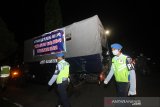 Anggota TNI berjaga di sekitar truk yang membawa kardus berisi alat kesehatan untuk penanganan COVID-19 di Bandara Lanud Syamsudin Noor di Banjarbaru, Kalimantan Selatan, Rabu (25/3/2020). Sebanyak 2 ribu pieces bantuan alat kesehatan untuk penanganan COVID-19 telah di terima oleh Pemerintah Provinsi Kalimantan Selatan selanjutnya akan didistribusikan ke rumah sakit rujukan di wilayah Kalimantan Selatan. Foto Antaranews Kalsel/Bayu Pratama S.