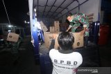 Petugas memindahkan kardus yang berisi alat kesehatan untuk penanganan COVID-19 di Gudang Logistik BPBD Provinsi Kalsel di Banjarbaru, Kalimantan Selatan, Rabu (25/3/2020). Sebanyak 2 ribu bantuan alat kesehatan untuk penanganan COVID-19 telah diterima oleh Pemerintah Provinsi Kalimantan Selatan selanjutnya akan didistribusikan ke rumah sakit rujukan di wilayah Kalimantan Selatan. Foto Antaranews Kalsel/Bayu Pratama S.