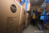 Petugas merapikan kardus yang berisi alat kesehatan untuk penanganan COVID-19 di Gudang Logistik BPBD Provinsi Kalsel di Banjarbaru, Kalimantan Selatan, Rabu (25/3/2020). Sebanyak 2 ribu bantuan alat kesehatan untuk penanganan COVID-19 telah diterima oleh Pemerintah Provinsi Kalimantan Selatan selanjutnya akan didistribusikan ke rumah sakit rujukan di wilayah Kalimantan Selatan. Foto Antaranews Kalsel/Bayu Pratama S.