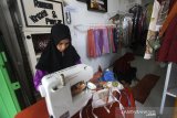 Penyandang disabilitas menyelesaikan pembuatan masker sasirangan berbahan pewarna alami yang ramah lingkungan di Showroom Yayasan Rumah Kreatif dan Pintar di Banjarmasin, Kalimantan Selatan, Rabu (25/3/2020). Masker buatan penyandang disabilitas tersebut untuk di bagikan gratis kepada ojek online, petugas kebersihan serta masyarakat yang sangat memerlukan sebagai bentuk kepedulian dalam upaya mencegah penyebaran virus corona (COVID-19). Foto Antaranews Kalsel/Bayu Pratama S.