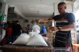 Pedagang menimbang gula pasir dengan takaran dua kilogram di salah satu toko grosir sembako, Pasar Kampung Baru, Banda Aceh, Aceh, Rabu (25/3/2020). Pedagang grosir menyatakan terpaksa membatasi pembelian gula pasir dari konsumen maksimal dua kilogram dengan harga eceran Rp18.000 perkilogram, sedangkan di tingkat pengecer seharga Rp22.000 perkilogram karena stok menipis sehubungan pasokan gula dari Medan (Sumut) terhenti dampak dari virus COVID-19. Antara Aceh/Ampelsa.