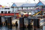 Warga beraktivitas di dermaga pelabuhan Ketapang, Banyuwangi, Jawa Timur, Rabu (25/3/2020). Untuk menghormati umat Hindu yang merayakan Hari Raya Nyepi tahun 1942 Caka di Bali, jalur penyeberangan Pelabuhan Ketapang-Gilimanuk ditutup sementara mulai selasa (24/3) hingga dibuka kembali kamis (26/3) pukul 05.00 WIB. Antara Jatim/Budi Candra Setya/zk.