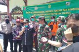 Wali Kota Banjarmasin Ibnu Sina (tengah) di dampingi Dandim 1007/Banjarmasin Kolonel Inf Anggara Sitompul (tiga kiri) memberikan keterangan pers saat kegiatan penyemprotan cairan disinfektan massal di Masjid Jami Banjarmasin, Kalimantan Selatan, Kamis (26/3/2020). Kodim 1007/Banjarmasin bersama KNPI Kota Banjarmasin melakukan kegiatan penyemprotan cairan disinfektan untuk pencegahan penyebaran virus COVID-19 di Kota Banjarmasin. Foto Antaranews Kalsel/Kodim 1007/Bay.