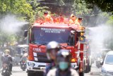 Petugas Dinas Pemadam Kebakaran Sidoarjo menyemprotkan larutan disinfektan di sepanjang jalan kawasan Sidoarjo, Jawa Timur, Kamis (26/3/2020). Penyemprotan menggunakan mobil pemadam kebakaran tersebut bertujuan untuk mengantisipasi penyebaran Virus Corona (COVID-19). Antara Jatim/Umarul Faruq/zk