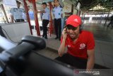 Warga binaan menggunakan fasilitas panggilan video (video call) di bawah pengawasan petugas di Lapas Kelas II A Banjarmasin, Kalimantan Selatan, Kamis (26/3/2020). Dalam mendukung upaya pemerintah untuk mencegah penyeberan virus COVID-19  Lapas Kelas II A Banjarmasin menutup sementara akses kunjungan terhadap keluarga narapidana hingga batas waktu yang belum ditentukan dan menggantikannya dengan menyediakan fasilitas video call untuk warga binaan yang ingin berkomunikasi dengan keluarga. Foto Antaranews Kalsel/Bayu Pratama S.