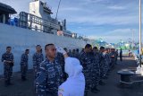 Lantamal VIII melakukan penyemprotan disiinfektan di KRI Fatahillah-361