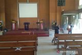 Muhammadiyah bantu semprotkan cairan disinfektan tempat ibadah umat Kristiani