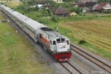 Rangkaian Kereta Api (KA) melintas di jalur KA di Madiun, Jawa Timur, Jumat (27/3/2020). PT KAI mengurangi jumlah perjalanan KA hingga 19,4 persen dari 532 KA menjadi 429 KA per hari mulai 2 April, dan secara bertahap sudah dimulai pengurangan perajalanannya sejak 21 Maret, dimaksudkan untuk mengurangi mobilitas masyarakat guna pencegahan penyebaran COVID-19 atau virus Corona. Antara Jatim/Siswowidodo/zk