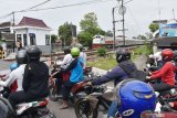 Rangkaian Kereta Api (KA) melintas di jalur KA di Madiun, Jawa Timur, Jumat (27/3/2020). PT KAI mengurangi jumlah perjalanan KA hingga 19,4 persen dari 532 KA menjadi 429 KA per hari mulai 2 April, dan secara bertahap sudah dimulai pengurangan perajalanannya sejak 21 Maret, dimaksudkan untuk mengurangi mobilitas masyarakat guna pencegahan penyebaran COVID-19 atau virus Corona. Antara Jatim/Siswowidodo/zk