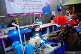 Pelaku usaha konveksi mengontrol produksi pakaian APD (alat Pelindung Diri) kesehatan di UKM Tulip Craft, Tulungagung, Jawa Timur, Jumat (27/3/2020). Sebanyak 10 ribu setel pakaian alat pelindung diri berbahan 