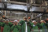 Tujuh orang muazin mengumandangkan Azan sebelum shalat Jumat di Masjid Sang Cipta Rasa di Kompleks Keraton Kasepuhan, Cirebon, Jawa Barat, Jumat (27/3/2020). Tradisi Azan pitu yang dikumandangkan oleh tujuh orang muazin tersebut dipercaya sebagai penangkal musibah atau wabah. ANTARA JABAR/Dedhez Anggara/agr