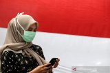 Seorang warga memakai masker sebagai alat pelindung diri dari wabah virus Corona (COVID-19) di Banda Aceh, Aceh, Jumat (27/3/2020). Pemerintah telah menetapkan status darurat bencana COVID-19 selama 91 hari sejak 29 Februari hingga 29 Mei 2020. Antara Aceh/Irwansyah Putra.