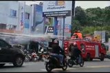 Lantamal Lakukan Penyemprotan Disinfektan Pakai Mobil Damkar