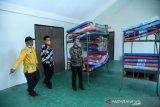 Bupati Bangka, Mulkan tinjau ruang isolasi ODP di GOR Sungailiat. Pemerintah Kabupaten Bangka memanfaatkan gedung olahraga (GOR) untuk isolasi bagi orang dalam pengawasan (ODP) virus COVID-19.