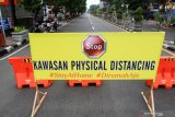 Pengendara melintas di samping jalan Ahmad Yani, Sidoarjo, Jawa Timur, Sabtu (28/3/2020). Polresta Sidoarjo memberlakukan kawasan tertib 'physical distancing' atau jaga jarak secara fisik di kawasan sekitar alun-alun Sidoarjo pada hari Jumat, Sabtu dan Minggu pada jam tertentu dengan tidak memperbolehkan kendaraan melintas atau orang berkumpul guna mencegah penyebaran virus Corona atau COVID-19. Antara Jatim/Umarul Faruq/zk