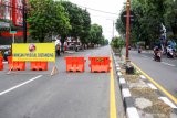 Pengendara melintas di samping jalan Ahmad Yani, Sidoarjo, Jawa Timur, Sabtu (28/3/2020). Polresta Sidoarjo memberlakukan kawasan tertib 'physical distancing' atau jaga jarak secara fisik di kawasan sekitar alun-alun Sidoarjo pada hari Jumat, Sabtu dan Minggu pada jam tertentu dengan tidak memperbolehkan kendaraan melintas atau orang berkumpul guna mencegah penyebaran virus Corona atau COVID-19. Antara Jatim/Umarul Faruq/zk