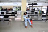Calon penumpang duduk di ruang tunggu terminal Purabaya Bungurasih, Sidoarjo, Jawa Timur, Jumat (27/3/2020). Terminal Purabaya Bungurasih menerapkan kebijakan pengaturan jarak atau 'social distancing' di ruang tunggu dan menyediakan tempat mencuci tangan pakai sabun untuk mencegah penyebaran wabah virus Corona (COVID-19). Antara Jatim/Umarul Faruq/zk