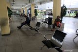 Calon penumpang duduk di ruang tunggu terminal Purabaya Bungurasih, Sidoarjo, Jawa Timur, Jumat (27/3/2020). Terminal Purabaya Bungurasih menerapkan kebijakan pengaturan jarak atau 'social distancing' di ruang tunggu dan menyediakan tempat mencuci tangan pakai sabun untuk mencegah penyebaran wabah virus Corona (COVID-19). Antara Jatim/Umarul Faruq/zk