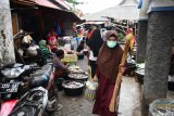 Pedagang dan pembeli beraktivitas di Pasar 17 Agustus, Pamekasan, Jawa Timur, Minggu (29/3/2020). Kendati ancaman Covid-19 semakin meluas, namun sejumlah pasar di kabupaten itu tetap ramai. Antara Jatim/Saiful Bahri/zk.