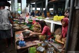 Pedagang beraktivitas di Pasar 17 Agustus, Pamekasan, Jawa Timur, Minggu (29/3/2020). Kendati ancaman Covid-19 semakin meluas, namun sejumlah pasar di kabupaten itu tetap ramai. Antara Jatim/Saiful Bahri/zk.