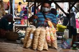 Pedagang beraktivitas di Pasar 17 Agustus, Pamekasan, Jawa Timur, Minggu (29/3/2020). Kendati ancaman Covid-19 semakin meluas, namun sejumlah pasar di kabupaten itu tetap ramai. Antara Jatim/Saiful Bahri/zk.